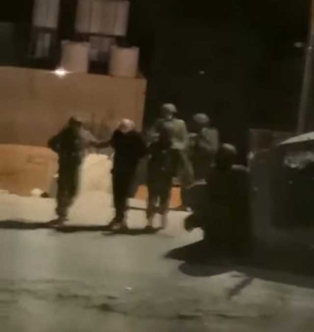 الاحتلال يحتجز 20 مواطنًا من أبو ديس ويُحقق معهم
