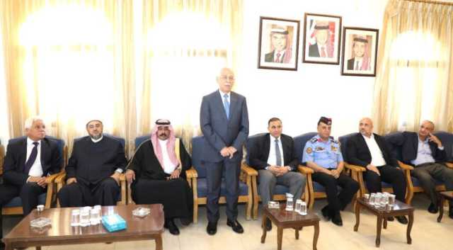 مندوبا عن الملك وولي العهد العيسوي يعزي عشيرتي الخليفات والعربيات