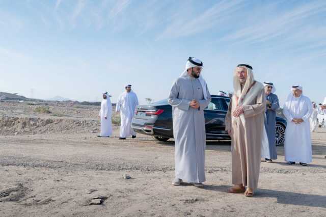 حاكم الشارقة يتفقد سير العمل في إنشاء خزان مياه المُدينه