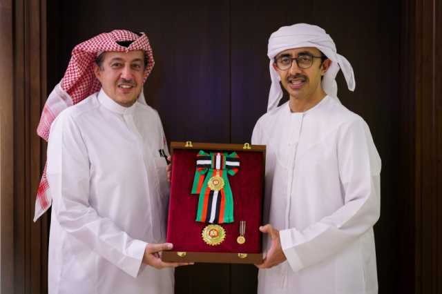 رئيس الدولة يمنح سفير السعودية “وسام زايد الثاني” من الطبقة الأولى