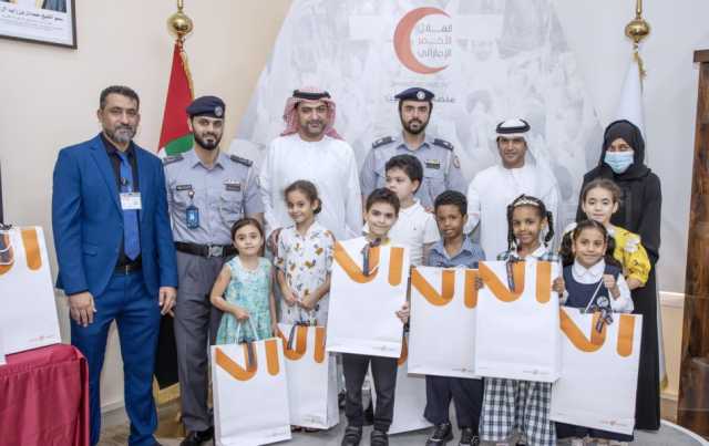 شرطة أبوظبي و”الهلال الأحمر” توزعان هدايا مدرسية ضمن حملة “أبناؤنا أمانة”