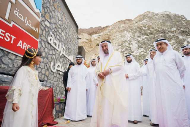 حاكم الشارقة يفتتح استراحة شيص ويوزع سندات ملكية محلاتها التجارية على المواطنين