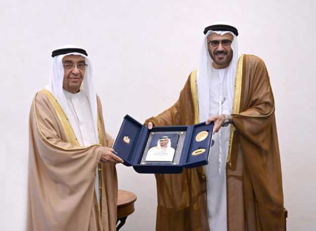 الممثل الخاص لملك البحرين يستقبل جمال السويدي ويتسلّم نسخة من كتابه الجديد