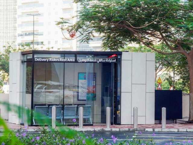 دبي تنفذ 40 استراحة مكيفة لسائقي دراجات توصيل الطلبات