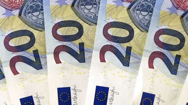 اليورو عند أدنى مستوى بعد دعوة ماكرون لانتخابات مبكرة وصعود اليمين المتطرف في أوروبا