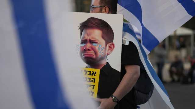 نجل نتنياهو يشعل الجدل مجددًا ويشبّه المتظاهرين الإسرائيليين ضد حكومة والده بالنازيين