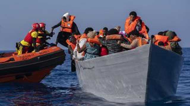 شرطة قبرص تنقذ 60 مهاجرا تقطعت بهم السبل في البحر المتوسط