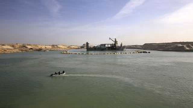 انتشال جثة فرد فقد من طاقم قاطرة غرقت في قناة السويس بعد اصطدامها بناقلة