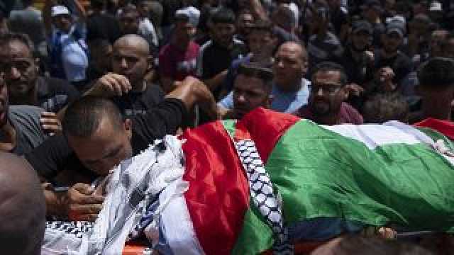 شاهد: حشد غفير يشيّع فلسطينياً قتله الجيش الإسرائيلي بالضفة الغربية المحتلة
