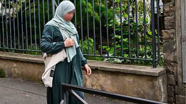الحكومة الفرنسية: حظر العباءة في المدارس يهدف إلى التصدي 'لهجوم سياسي'