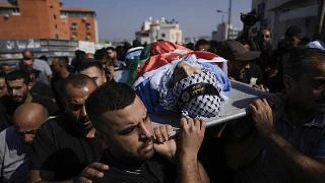تشييع جثمان شاب فلسطيني قتلته القوات الإسرائيلية خلال اقتحام مخيم نور شمس في الضفة الغربية