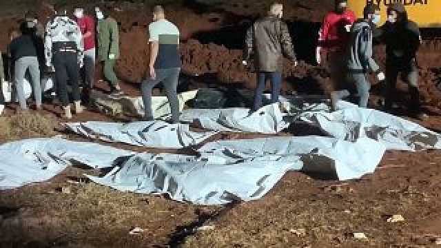 شاهد: بعد فاجعة درنة... الأهالي يدفنون ضحايا الفيضانات في مقابر جماعية