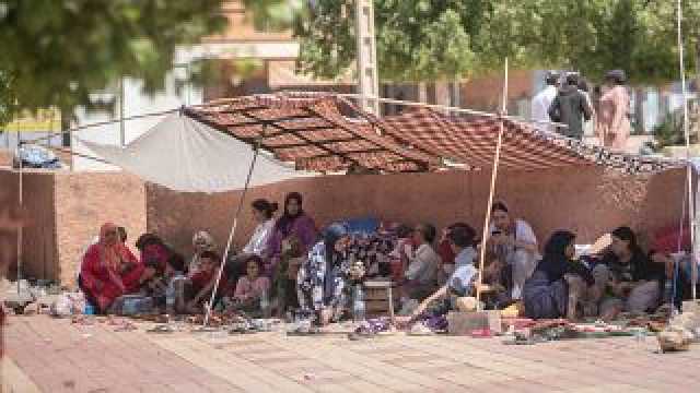شاهد: بعد أن دمر الزلزال بيوتهم وأصبحوا بلا مأوى، سكان في مراكش يفترشون الشوارع