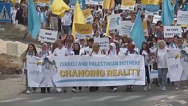 شاهد: 'نساء يردن السلام'.. مئات الإسرائيليات والفلسطينيات يتظاهرن في القدس
