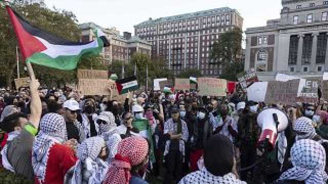 شاهد: طلاب جامعة كولومبيا الأمريكية يخرجون في مظاهرات لنصرة فلسطين وأخرى لمساندة إسرائيل