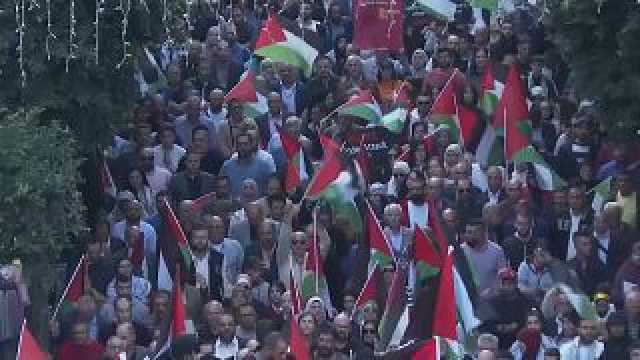 شاهد: آلاف الفلسطينيين يتظاهرون في رام الله احتجاجا على الضربات الإسرائيلية على غزة