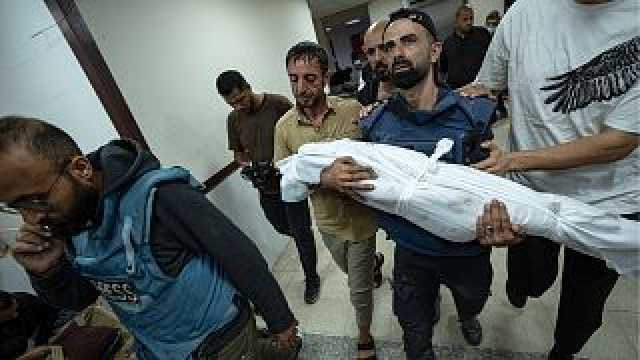 كان ينقل الأخبار فأضحى خبرا.. مقتل عائلة المصور محمد العالول بقصف إسرائيلي في مخيم المغازي (فيديو)