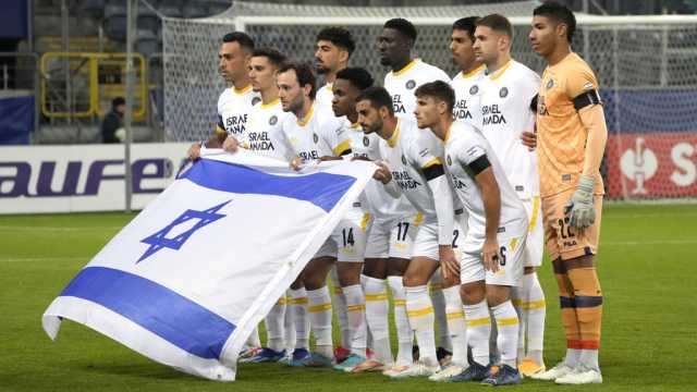 مشجعون إسرائيليون يثيرون غضب بولندا بلافتة مسيئة.. والرئيس البولندي معلقًا: الغباء لا يمكن وصفه