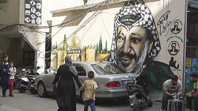شاهد: 'ليت غزة تعود كما كانت'.. فلسطينيو لبنان يخشون على عائلاتهم وعيونهم مسمّرة على الشاشات
