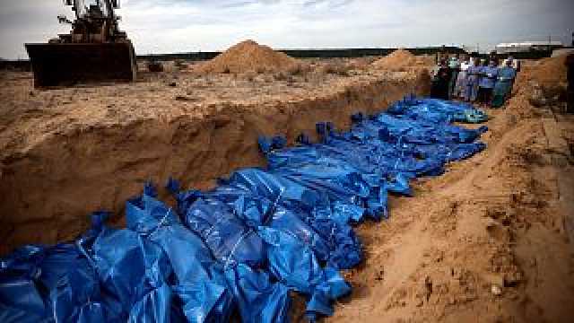 احتجزها الجيش الإسرائيلي.. متطوعون يدفنون 111 جثة في مقبرة جماعية في خان يونس