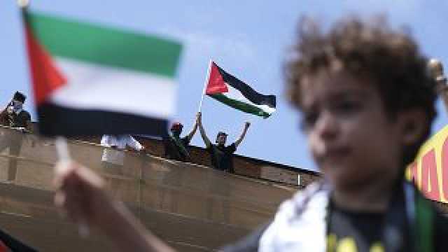 شاهد: محتجون يلطخون بوابات القنصلية الإسرائيلية في لوس أنجلس باللون الأحمر