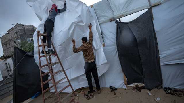 شاهد: أمطار ورياح تدمر خيام النازحين في وسط قطاع غزة