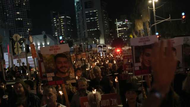 عاجل. غضب في تل أبيب.. عائلات المحتجزين الإسرائيليين في غزة تطالب بـ'وقف القتال وبدء مفاوضات'