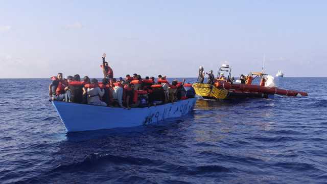 إنقاذ 75 مهاجرًا عبروا من شرق ليبيا بعد تعطل قاربهم قبال سواحل اليونان واعتقال مصرييْن بتهمة التهريب