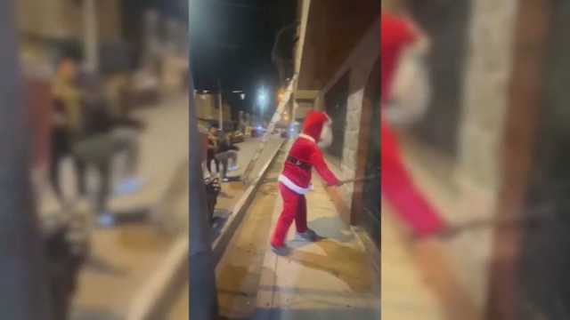 شاهد: شرطي متنكر بلباس سانتا كلوز يوقف مروجي مخدرات في بيرو