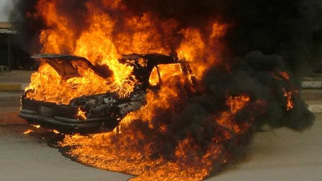 عصبت عينيه لتفاجئه بهدية.. فتاة تحرق خطيبها في سيارته في العراق