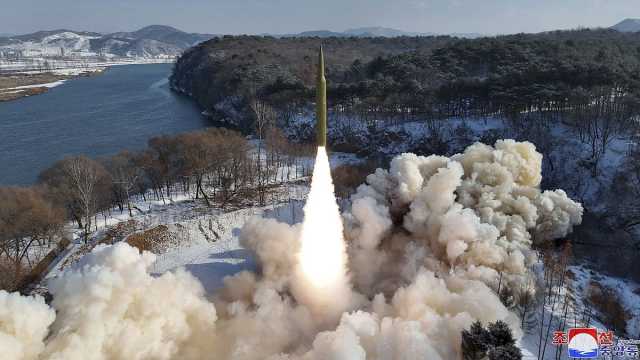 كوريا الشمالية تطلق صاروخا 'فرط صوتي' يعمل بالوقود الصلب