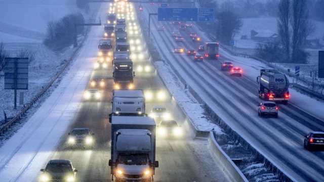 شاهد: تساقط الثلوج الكثيف في ألمانيا يغلق الطرق الرئيسية ويشل حركة المرور