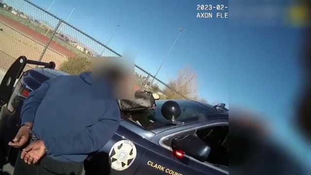 بعد عام على الحادثة.. السلطات الأمريكية تنشر مشاهد اعتداء شرطي على طالب أسود في لاس فيغاس