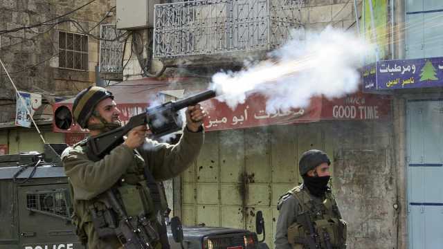 رفع يديه ولوّح بالراية البيضاء.. قناة بريطانية توثق لحظة مقتل فلسطيني أعزل برصاص الجيش الإسرائيلي