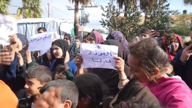 شاهد: 'العودة لمنازلنا'.. عائلات فلسطينية نازحة في غزة تتظاهر مطالبة بوقف إطلاق النار