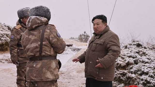 شاهد: زعيم كوريا الشمالية يُشرف على اختبار صواريخ مصممة للإطلاق من الغواصات