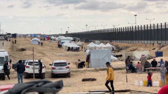 'معاناة لا يعلم بها إلا ربنا'... نازحون فلسطينيون يعيشون في خيام على الحدود مع مصر