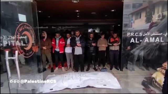 شاهد: عندما يصبح المستشفى مقبرة.. دفن مسنّة وطفلة بعد وفاتهما إثر نقص الأكسجين في مستشفى الأمل