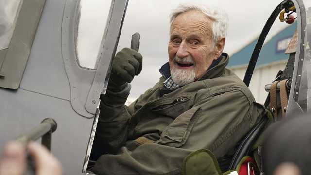 يحلّق في الجو عن عمر ال 102 عام.. بريطاني شارك في الحرب العالمية الثانية يقود طائرة 'سبيتفاير'