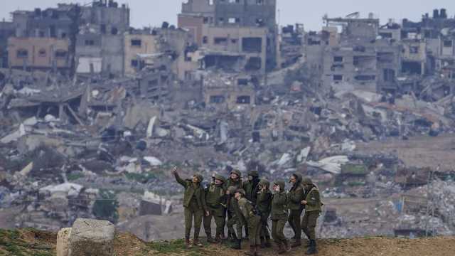 كيف تُمتهن كرامة الفلسطيني إن حدث وبقي حيأ يرزق.. مواقع التواصل تفضح ممارسات الجنود في غزة