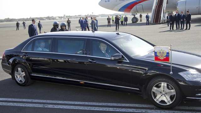 بوتين يهدي صديقه المحب للسيارات الفاخرة كيم جونغ أون.. ليموزين روسية الصنع