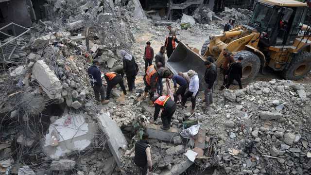 شاهد: فلسطينيون يبحثون عن ناجين تحت ركام منازل دمرها قصف إسرائيلي في دير البلح وسط قطاع غزة