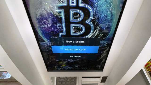 ارتفاع سعر عملة البيتكوين إلى أعلى مستوى منذ عامين
