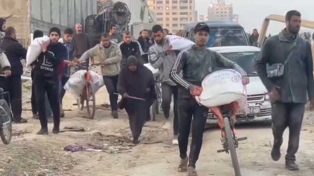 شاهد: الغزيون يحملون أكياس المساعدات وسط نقص فادح للغذاء في شمال القطاع