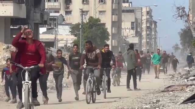 شاهد: الناس في غزة يركضون لتلقّف مساعدات غذائية أسقطتها طائرات أردنية