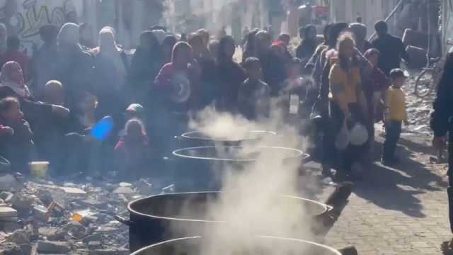 فيديو: على حافة المجاعة.. أطفال ونساء ينتظرون وجبة غذائية من مطبخ في شارع شمال غزة