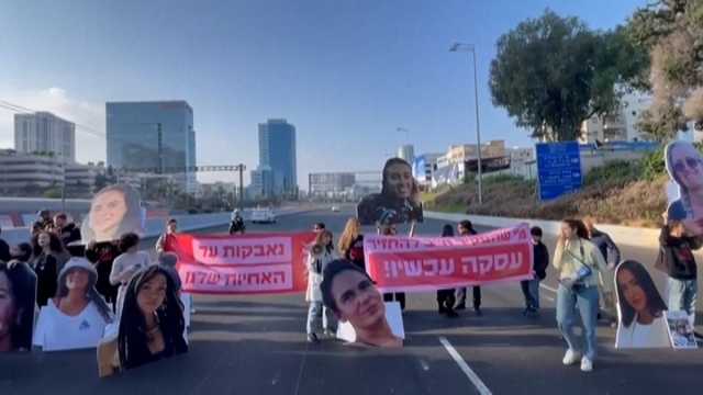 شاهد: عائلات الإسرائيليين المحتجزين يغلقون شارع أيالون ويطالبون بـ'صفقة'