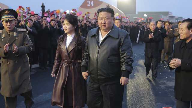 فيديو: بصحبة ابنته.. زعيم كوريا الشمالية كيم جونغ أون يشاهد تدريبات عسكرية خاصة