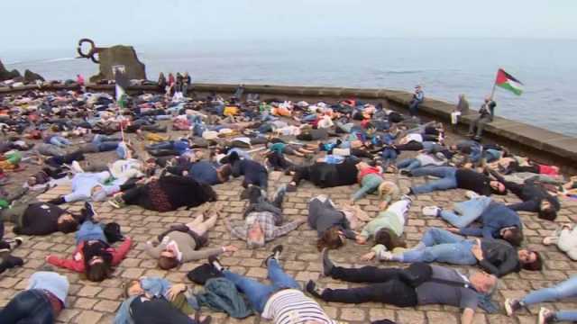 شاهد في إسبانيا: لوحة بشرية ضخمة تطالب بوقف الإبادة الجماعية في قطاع غزة
