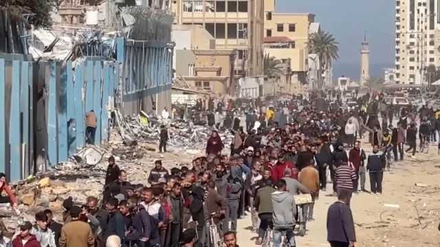 آلاف الغزيين ينتظرون بفارغ الصبر الطحين في شمال غزة